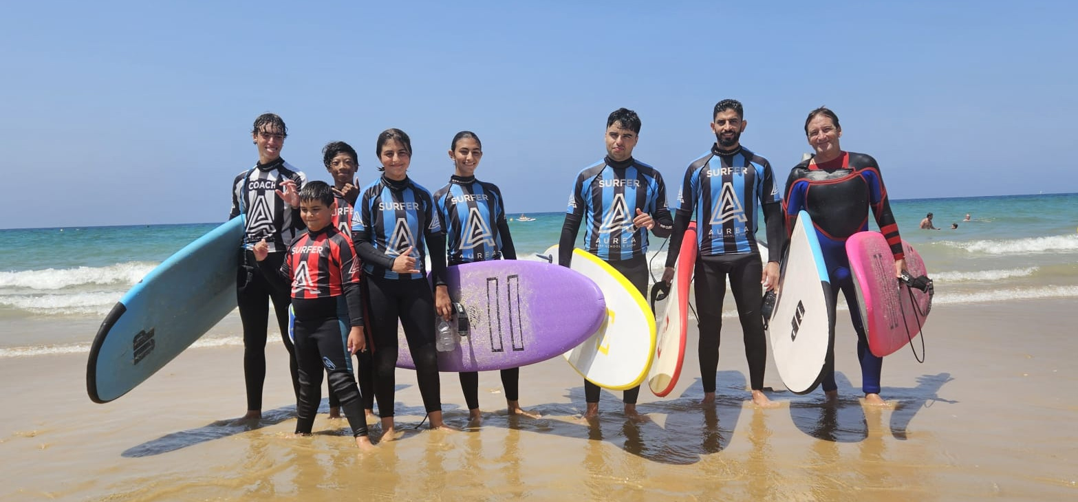 Surfistas en la escuela Aurea Surf en la playa de Cádiz