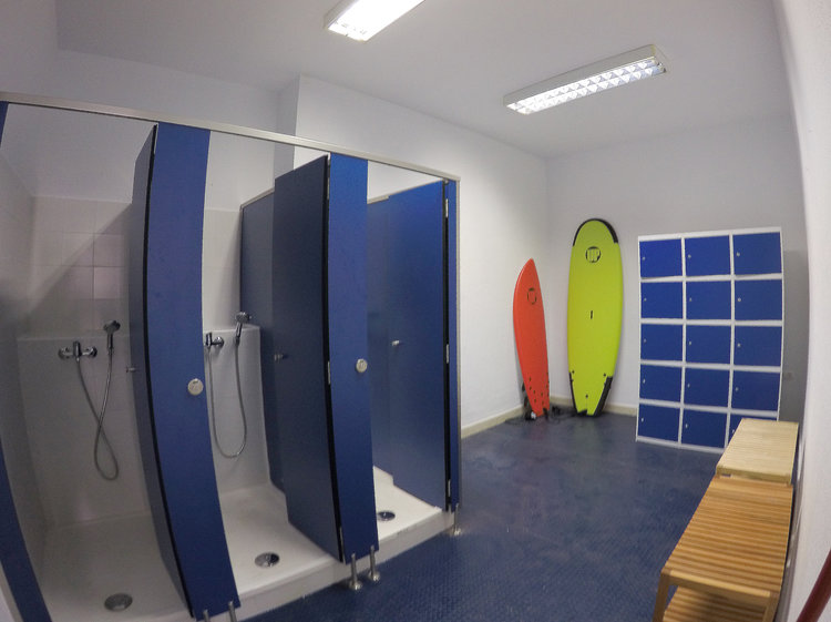 Excelentes instalaciones y duchas en la escuela de surf Aurea de Cádiz