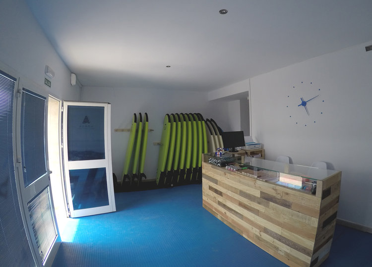 Entrada de la escuela de surf en Cádiz Aurea