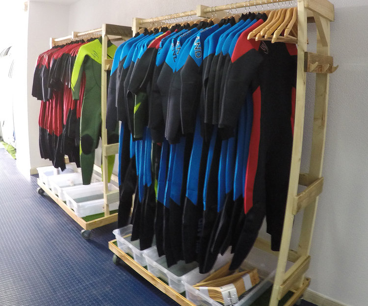 Imagen de neoprenos para aprender a hacer surf